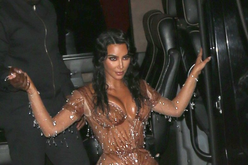 Kim Kardashian si zaradi bolezni šminka celo telo! (foto: Profimedia)