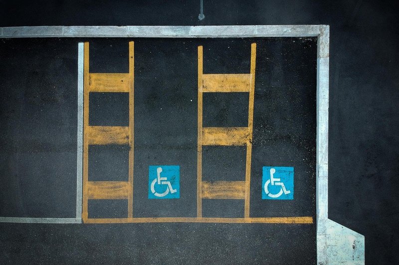 "Parkiraj izgovore drugam, ne na mesta rezervirana za invalide!" (foto: profimedia)