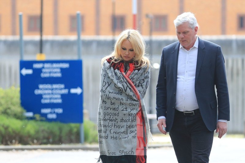 Pamela Anderson v zaporu obiskala Juliana Assangea (foto: profimedia)