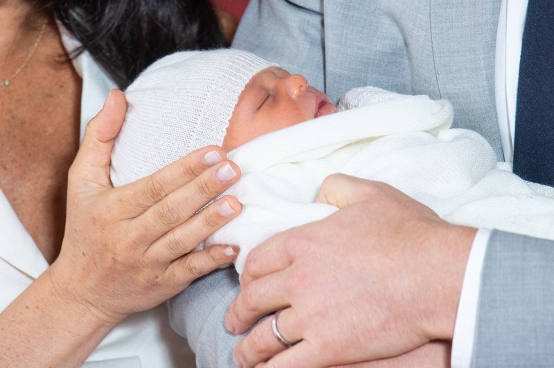 Meghan in princ Harry sta svojega dojenčka pokazala kraljici Elizabeti (foto: Profimedia)