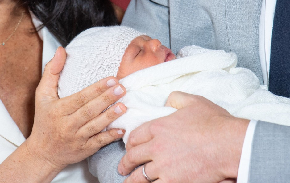 Meghan in princ Harry sta svojega dojenčka pokazala kraljici Elizabeti (foto: Profimedia)