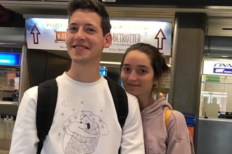 Zala Kralj in Gašper Šantl sta odpotovala v Izrael v petek, 3. maja, z ljubljanskega letališča. (foto: Facebook Rtv Slovenija)