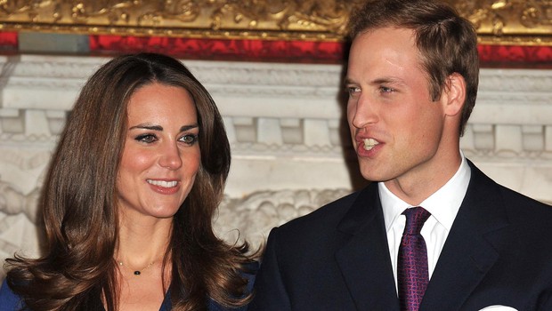 Princ William in Kate Middleton na dan uradne zaroke. Na njeni roki se bohoti prstan princese Diane. (foto: Profimedia Profimedia, Press Association)