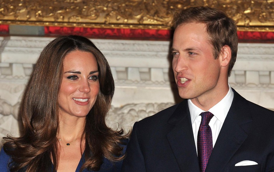 Princ William in Kate Middleton na dan uradne zaroke. Na njeni roki se bohoti prstan princese Diane. (foto: Profimedia Profimedia, Press Association)