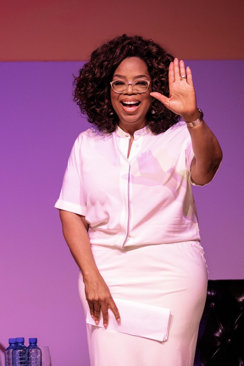 Oprah Winfrey
Nihče ni verjel, da bo Oprah (65 let) kdaj uspelo. Kot novinarka in reporterka ni mogla deliti čustev s svojimi intervjuvanci in je dobila odpoved. Nato je ustanovila lastno oddajo Oprah Winfrey Show, ki je postal eden najboljših šovov v zgodovini, in Oprah je postala najbogatejša Afroameričanka 20. stoletja. Celo nekdanji predsednik Barack Obama ji je podelil predsedniško medaljo za svobodo. (foto: Profimedia Profimedia, Afp)