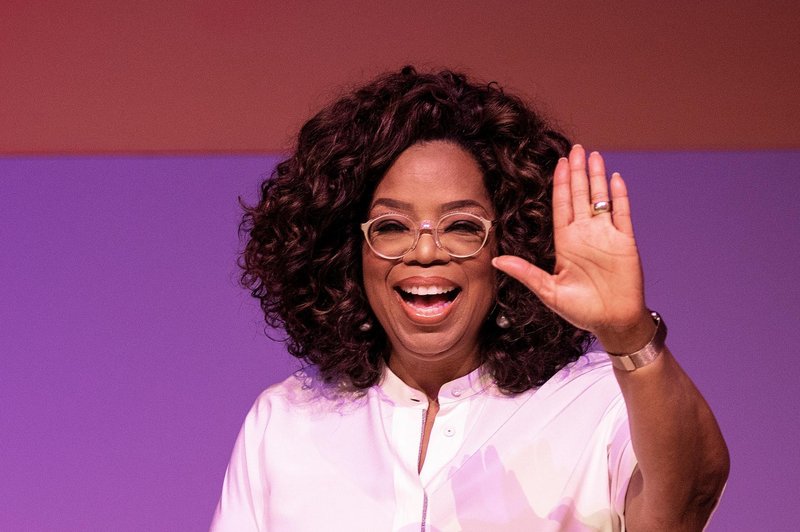 Oprah Winfrey
Nihče ni verjel, da bo Oprah (65 let) kdaj uspelo. Kot novinarka in reporterka ni mogla deliti čustev s svojimi intervjuvanci in je dobila odpoved. Nato je ustanovila lastno oddajo Oprah Winfrey Show, ki je postal eden najboljših šovov v zgodovini, in Oprah je postala najbogatejša Afroameričanka 20. stoletja. Celo nekdanji predsednik Barack Obama ji je podelil predsedniško medaljo za svobodo. (foto: Profimedia Profimedia, Afp)