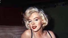 Marilyn Monroe
Marilyn je ikona, ki pa je imela zelo težke začetke. Najprej je delala kot tajnica v modnih agencijah. Čeprav si je želela postati manekenka, so ji govorili, da ni dovolj čedna in da naj se raje drži svojega dela kot tajnica. Na srečo jih ni poslušala in je želela več. Začela je igrati in počasi je postala ena najbolj zaželenih igralk. Še danes velja za eno večjih filmskih legend.