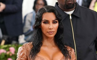 Kim Kardashian je imela tako ozko obleko, da sploh ni mogla sedeti in dihati