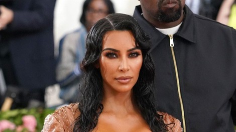 Kim Kardashian je imela tako ozko obleko, da sploh ni mogla sedeti in dihati