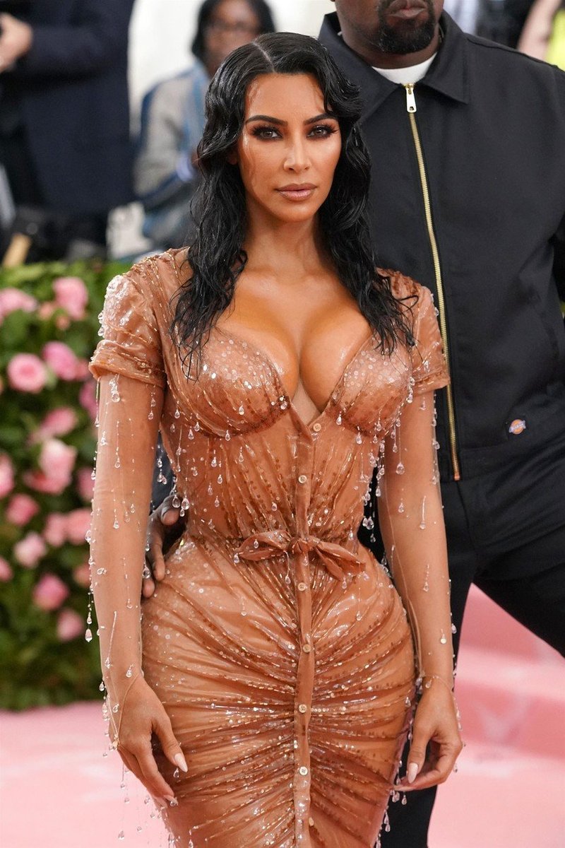 Kim Kardashian je imela tako ozko obleko, da sploh ni mogla sedeti in dihati (foto: Profimedia)