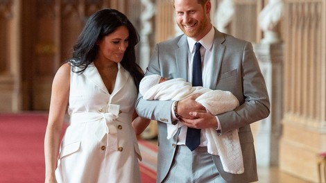 Princ Harry in Meghan Markla pokazala sina in spet kršila kraljeva pravila