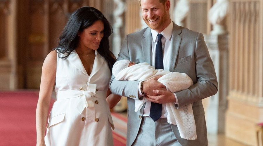 Princ Harry in Meghan Markla pokazala sina in spet kršila kraljeva pravila (foto: Profimedia)