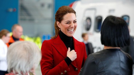 Kate Middleton pred vsemi popravila princa Williama in vse spravila v smeh