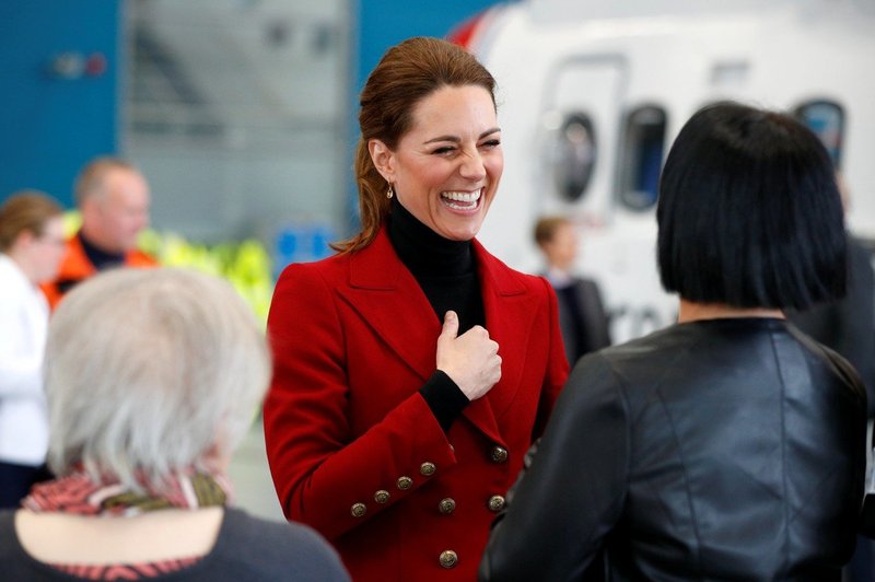 Kate Middleton pred vsemi popravila princa Williama in vse spravila v smeh (foto: Profimedia)