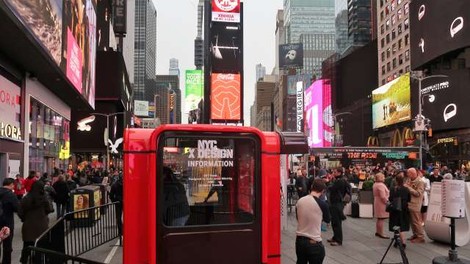 Kultni kiosk slovenskega oblikovalca Saša Mächtiga odslej na newyorškem Times Squaru