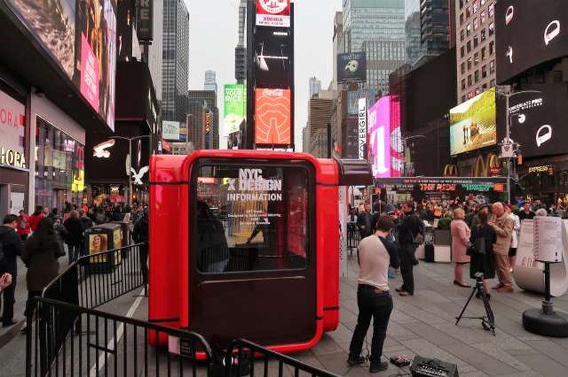 Kultni kiosk slovenskega oblikovalca Saša Mächtiga odslej na newyorškem Times Squaru (foto: STA/Robi Poredoš)