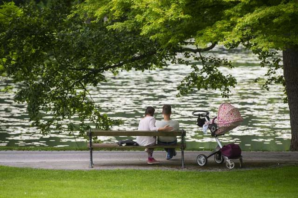 Statistični urad: Najmlajši starši so stari 15 let, najstarejši otroci pa več kot 80 let (foto: Bor Slana/STA)