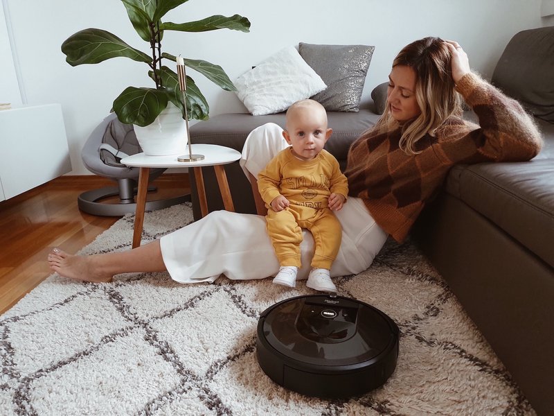 Blogerka Alja Perne: "Kljub dojenčku so tla vsak dan povsem čista" (foto: iRobot Roomba Press)