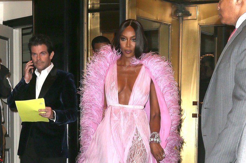 Naomi Campbell si seveda lahko privošči tako seksi obleko znamke Valentino Couture. (foto: Profimedia Profimedia, Splash - Aktivní)
