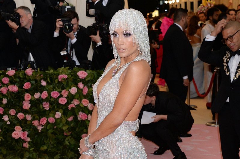 Jennifer Lopez nesramno seksi v kreaciji modne hiše Versace (foto: Profimedia Profimedia, Splash - Aktivní)