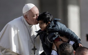 Papež migrantske otroke s papamobilom popeljal po Trgu svetega Petra