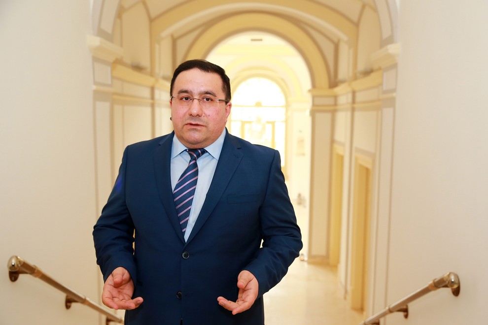 Valery Arakelov v modernih sobah v Rimskih termah.