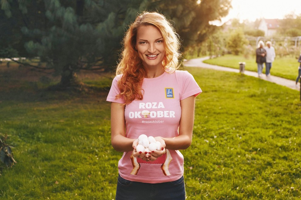 Jana Koteska med pospravljanjem miga z boki (foto: Foto: Lady Arhiv)