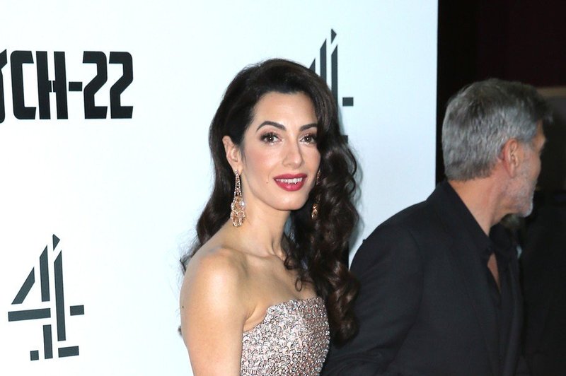 Amal Clooney blestela na premieri filma Kavelj 22 (foto: Profimedia)