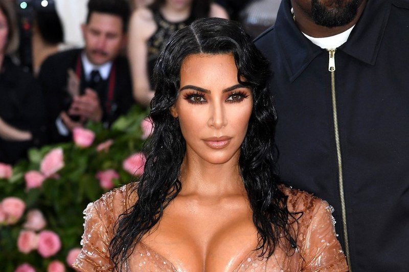 Kim Kardashian se ne da - vložila je tožbo zaradi obleke in dobila 2,7 milijonov dolarjev! (foto: Profimedia)