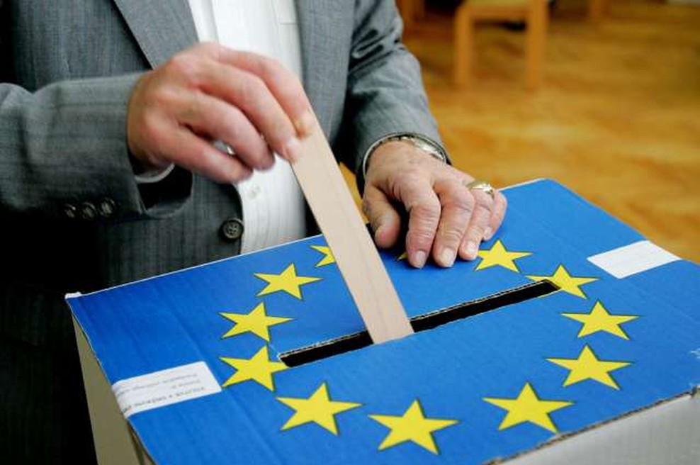 Do 19. ure 17 prijav domnevnih kršitev volilnega molka (foto: Daniel Novakovič/STA)