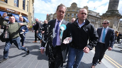 Na otoku se vrstijo napadi z mlečnim napitkom, tokrat ga je dobil Nigel Farage!