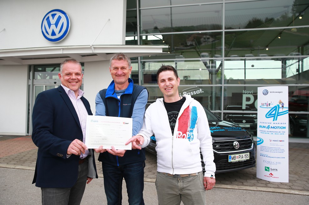 Borut Podgornik, AIMS certificiran merilec, predaja certifikat Mednarodne zveze za maratone in cestne teke Boštjanu Pepevniku, direktorju Porsche Maribor in Klemnu Tasiču, vodji projekta Run4motion pri Zdravi zabavi (foto: Porsche Maribor Press)