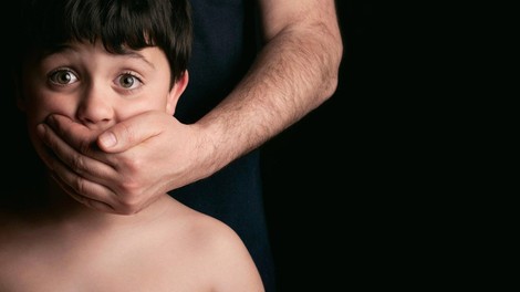 Po dveh letih dela Interpol rešil 50 otrok, zlorabljenih na pedofilski strani temnega spleta