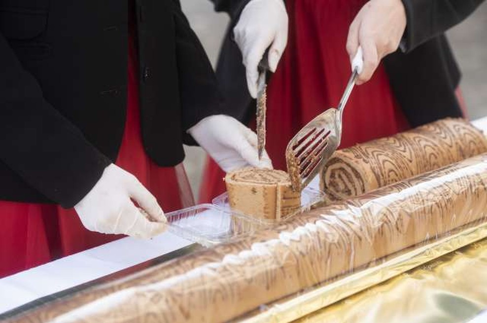 V Ljubljani ponudili mega rulado in potico velikanko (foto: STA)