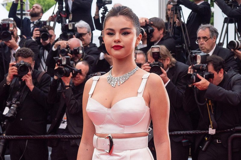 Pevka Selena Gomez je blestela v beli kreaciji Louisa Vuittona. (foto: Profimedia Profimedia, Mega Agency)