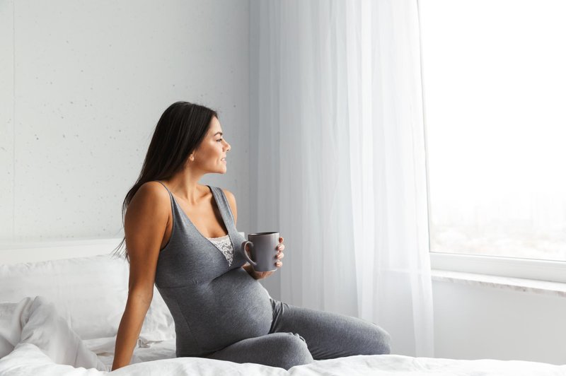 Za vsak primer imejte ob postelji skodelico čaja in manjši prigrizek, saj ni priporočljivo, da ima nosečnica prazen želodec. (foto: Shutterstock)
