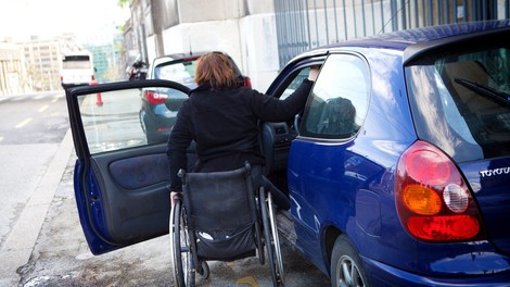 Neupravičenih parkiranj na mestih za invalide 58 odstotkov manj kot leta 2015