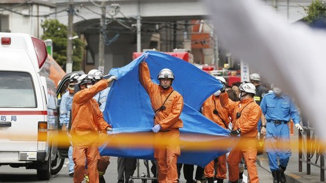 Tokio: Moški z nožem napadel skupino ljudi - 2 mrtva, 20 ranjenih