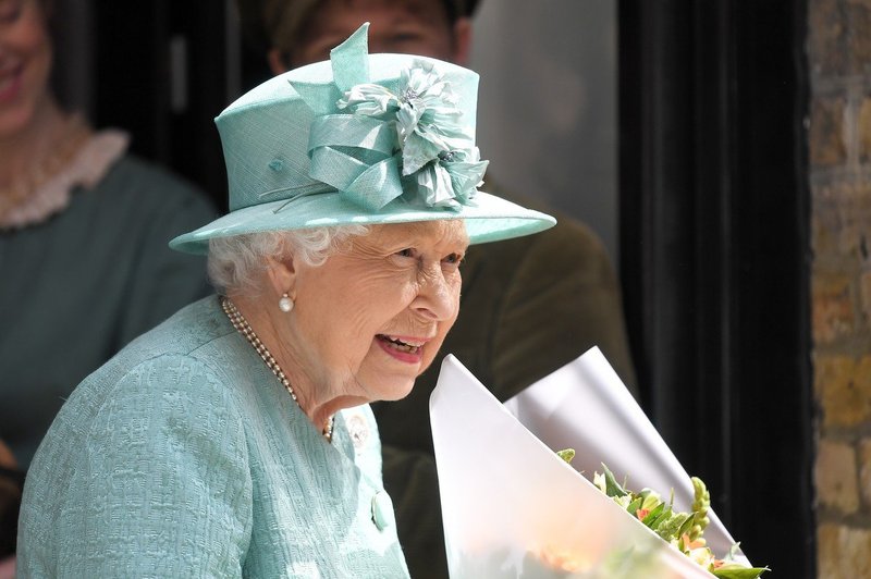 Trik kraljice Elizabete za čiščenje nakita: Ta se blešči zaradi uporabe alkoholne pijače! (foto: Profimedia)