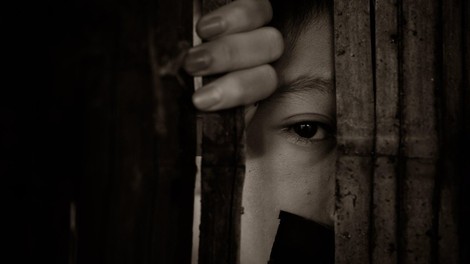 Zakaj večina otrok ne pove, da so bili žrtve spolnega nasilja?