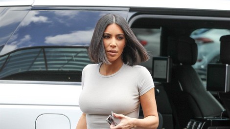 Kim Kardashian je navdušila z novo barvo las in z njihovo novo dolžino