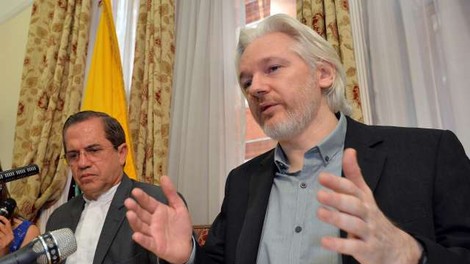 Julian Assange med bivanjem na ekvadorski ambasadi spočel dva otroka