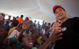 Orlando Bloom obiskal otroke, ki jih je prizadel ciklon Idai v Mozambiku