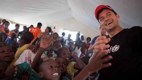Orlando Bloom obiskal otroke, ki jih je prizadel ciklon Idai v Mozambiku