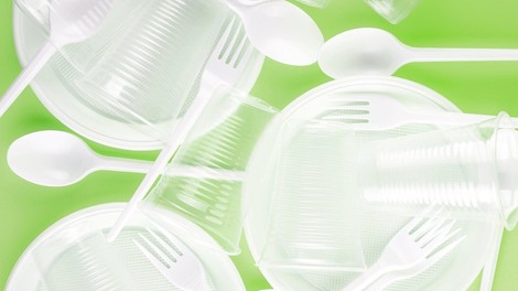Poljski izumitelj Jerzy Wysocki v boj proti plastičnim odpadkom z užitnimi krožniki