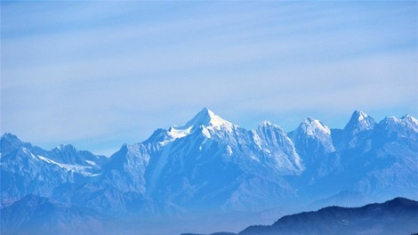 V pogorju Himalaje rešili štiri alpiniste, osem je pogrešanih