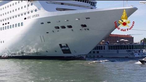 Nesreča v Benetkah: Ladja za križarjenje trčila v turistično ladjo in pomol