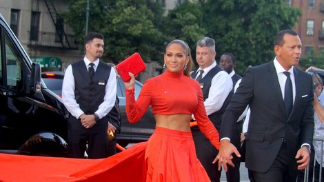 Jennifer Lopez osupnila s svojo natrenirano postavo: Vse oči so bile uprte v njen trebušček!
