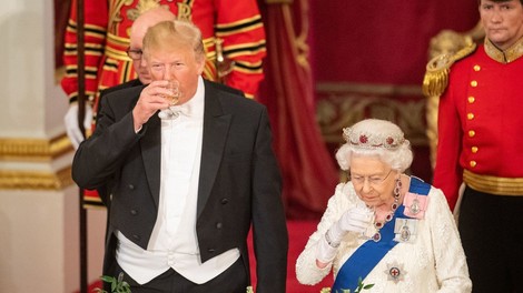 Trumpa doletele kritike zaradi načina rokovanja s kraljico Elizabeto