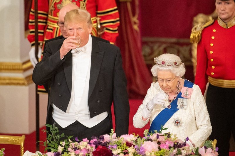Trumpa doletele kritike zaradi načina rokovanja s kraljico Elizabeto (foto: Profimedia)